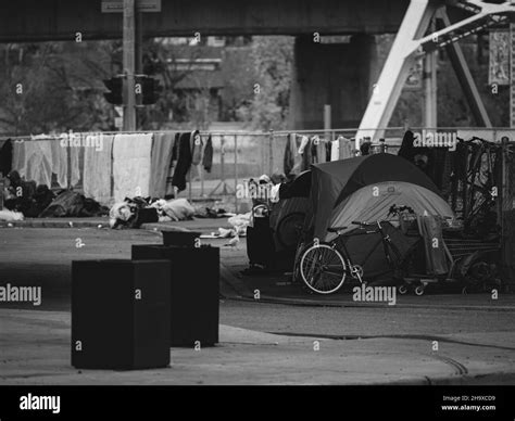 Camp De Sans Abri Dans Un Parc Public Banque D Images Noir Et Blanc Alamy