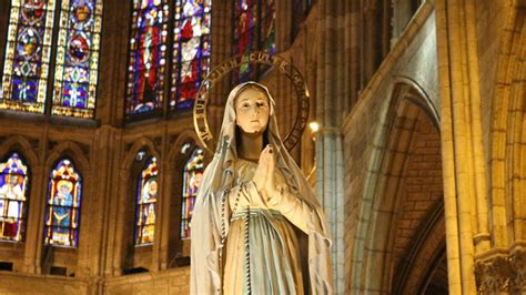 Procesi N De Las Antorchas Por La Virgen De Lourdes En Le N