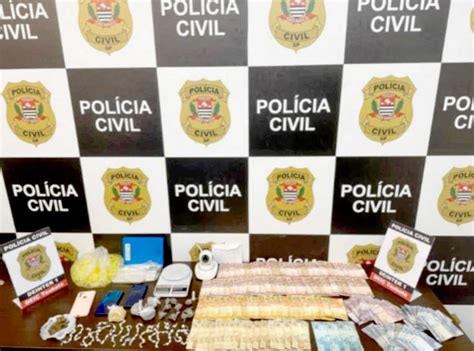 Crime Polícia Civil prende três pessoas e apreende mais de 110 porções