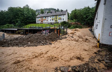 Unwetter In Nrw Starkregen überflutete Straßen Vollgelaufene Keller