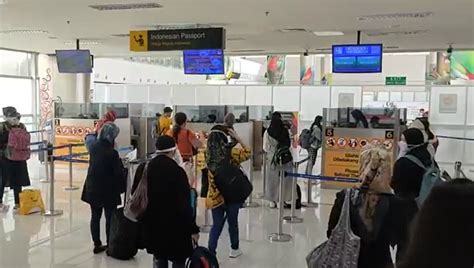 Mudik Awal Ribuan Pekerja Migran Penuhi Bandara Internasional Juanda