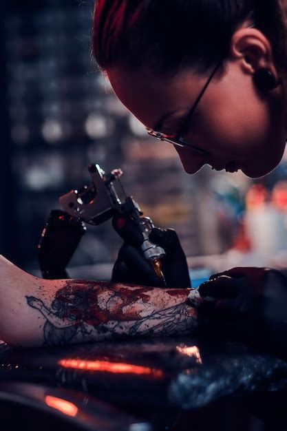 Sess O De Fotos De Closeup De Tatuagem Artista Est Trabalhando