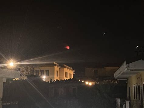 Etna In Eruzione Fontana Di Lava Dal Cratere Di Sud Est Boati