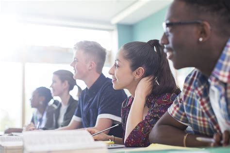 Adolescentes aprendem inglês e noções de logística no projeto Capacitar