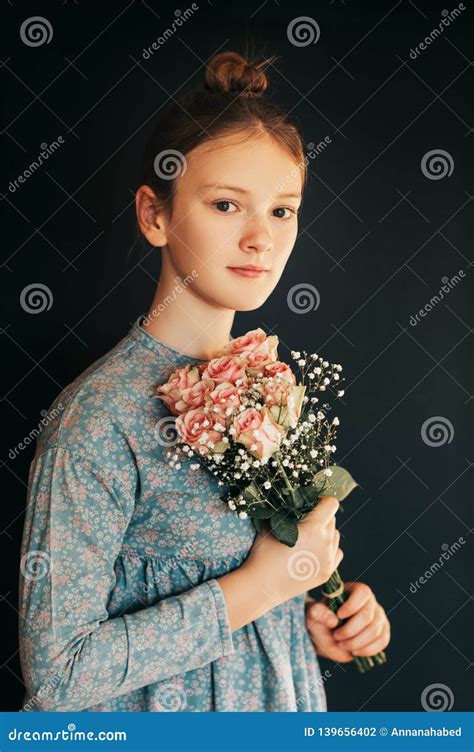 Jolie Jeune Fille Avec Le Bouquet Mou Des Roses Roses Photo Stock