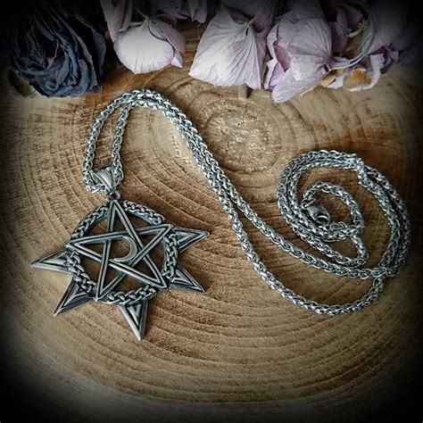 Collier Gothique Pentagramme Rayonnant Et Lune En Acier Wicca