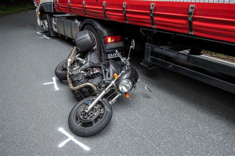 Schwerer Motorradunfall Motorradfahrer stürzt und gerät unter Lkw