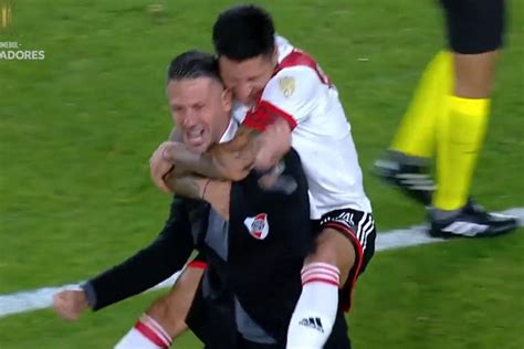 Enzo Pérez Martín Demichelis y un efusivo festejo en el Monumental de