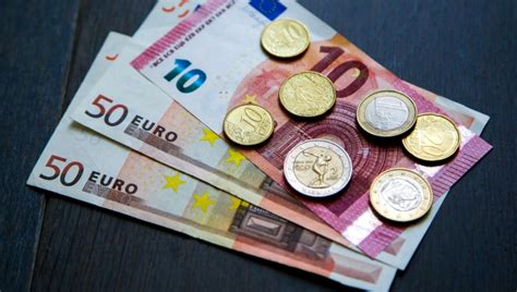 Curs Valutar Bnr Iunie Moneda Euro Se Pr Bu E Te La Primul