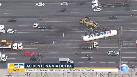 Vídeo Carreta tomba na pista expressa da via Dutra Bom dia SP G1