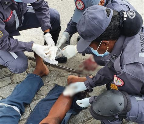 Homem sofre lesão na perna após queda de uma altura de quatro metros na