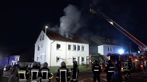 NonstopNews Zimmerbrand greift auf Dachstuhl über 70 Feuerwehrleute