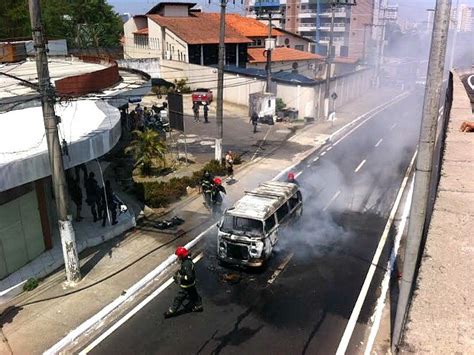 G Kombi Pega Fogo E Interdita Tr Nsito Em Trecho De Avenida Em