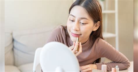 Pakai Lipstik Nude Dengan Cara Beda Untuk Efek Blurry Lips Dream Co Id