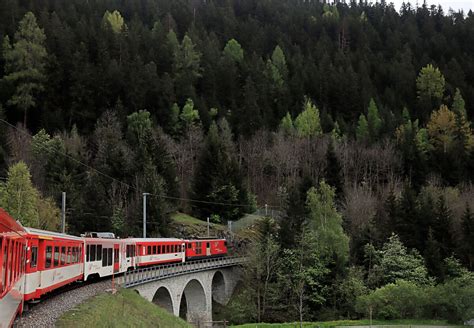 L Sch Und Rettungszug Im Bahnhof Oberwald Beim Furka Basistunnel An