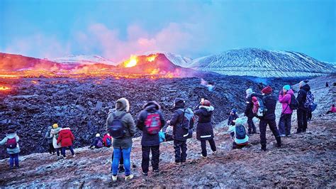 Watch Record Breaking Numbers Of People Visit Iceland S Erupting Volcano