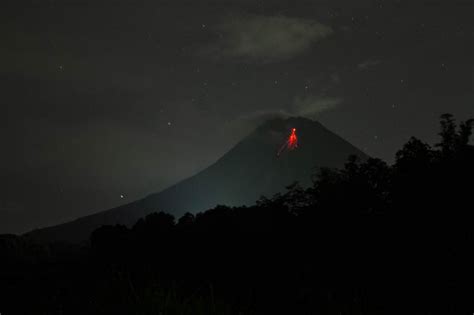 Gunung Merapi Alami Kali Gempa Guguran Republika Online