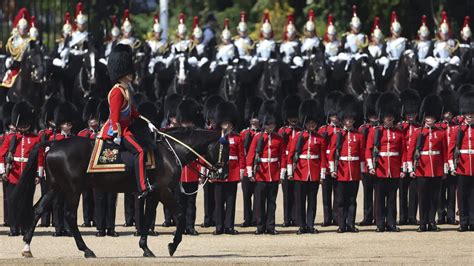 Tampilan Gagah Pangeran William Berseragam Dan Naik Kuda Saat Latihan