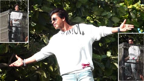 Shah Rukh Khan Blows Kisses At Fans Outside Mannat Breaks Into Jhoome