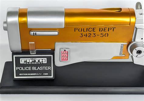 Das fünfte Element Police Blaster Fertig Modell HCG SPACEart