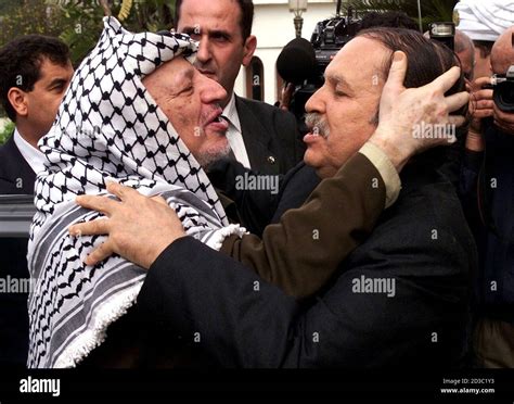 Le Président palestinien Yasser Arafat L embrasse son homologue