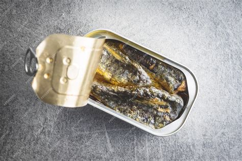Консервированные сардины морская рыба в консервной банке на кухонном ...