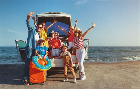 Familia Grande Feliz En Viaje Auto Del Viaje Del Verano En Coche En La