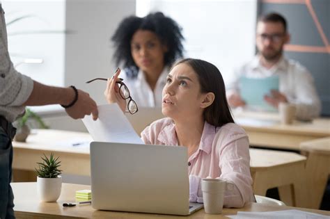 FALAR MAL DA EMPRESA NAS REDES SOCIAIS PODE LEVAR A DEMISSÃO POR JUSTA