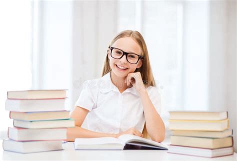 Menina Do Estudante Que Estuda Na Escola Foto De Stock Imagem De