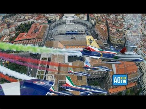 Le Frecce Tricolori Sorvolano Napoli Le Riprese Da Uno Aereo Della