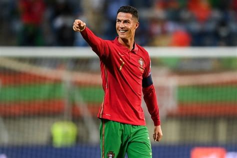 Cetak Sejarah Cristiano Ronaldo Jadi Pesepak Bola Pertama Yang Cetak