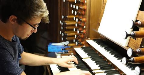 Pontarlier Un très jeune artiste à lorgue de léglise Saint Bénigne