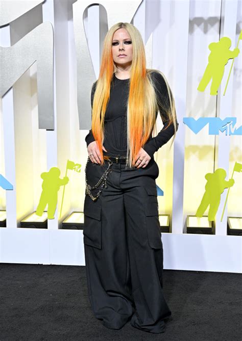 Avril Lavigne Wows Fans At Vmas With Signature Pop Punk Style Old