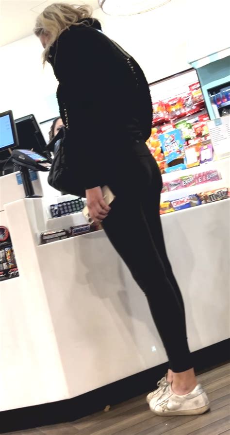 Tight Pretty Blonde Yoga Pants Ass Bends Over At Airport Oc Video