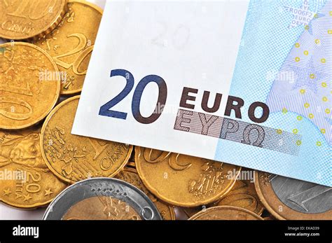 Veinte De Los Billetes Y Monedas De Euro Cerrar Fotograf A De Stock