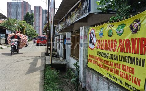 Larangan Parkir Di Jalan Antara Foto