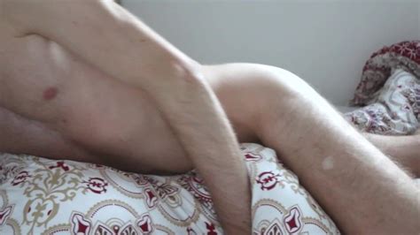 狠狠地操我的枕头到高潮 Pornhub Gay