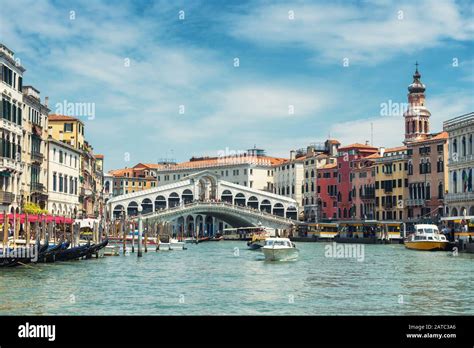 Le Vieux Pont Du Rialto Au Dessus Du Grand Canal Venise En Italie