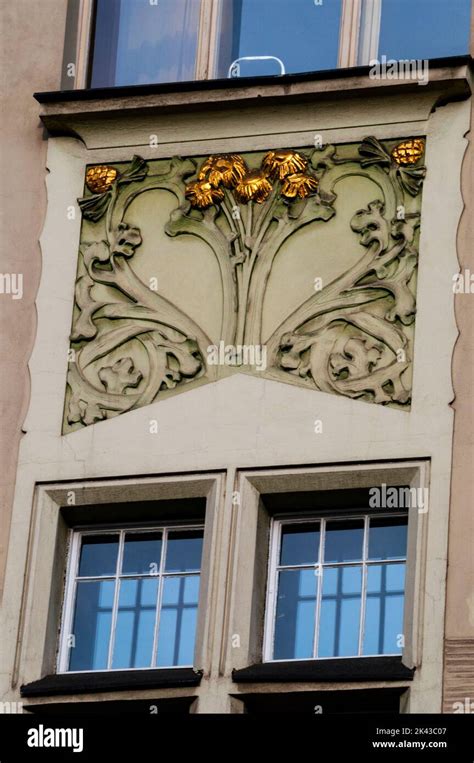 Los detalles de la fachada de estilo Art Nouveau en Praga República