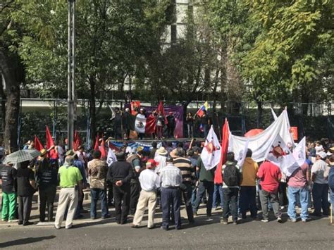 Colectivos A Favor De Maduro Protestan Frente A Embajada De EU El