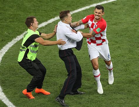 Почему участницы Pussy Riot выбежали на поле в финале чемпионата мира Чемпионат