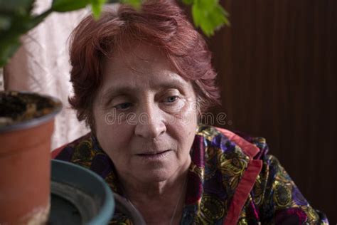 Aguja De La Mujer Mayor Un Goblen O Un Duende Foto De Archivo Imagen