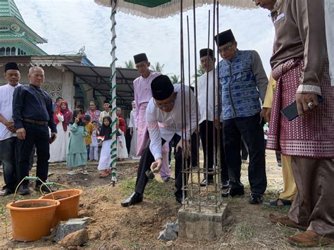 Gubernur Kalbar Meletakan Batu Pertama Pembangunan Masjid Nurul Mu