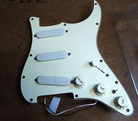 Pre Wired Strat Pickguard Tex Mex SSS Fender Audiofanzine