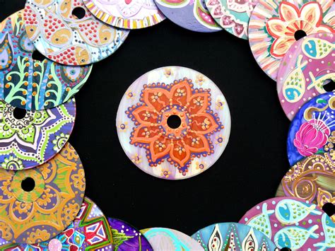 Mandalas hechos sobre cds reciclados pintados a mano Técnicas mixtas