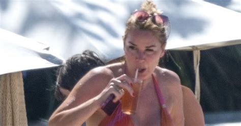 Promienna Letnia Gwiazda Telewizji Zachwyca W Kolorowym Bikini Podczas Wakacji Na Barbadosie