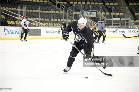 Pittsburgh Penguins Sidney Crosby Shooting During Practice At Consol News Photo Getty Images