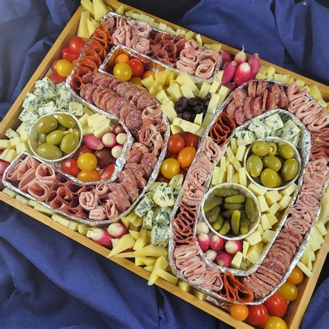 Planche apéro chiffre garnie avec charcuterie fromage et crudités in