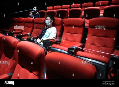 Le Public Regarde Des Films Dans Un Cin Ma Local Nanjing Province De