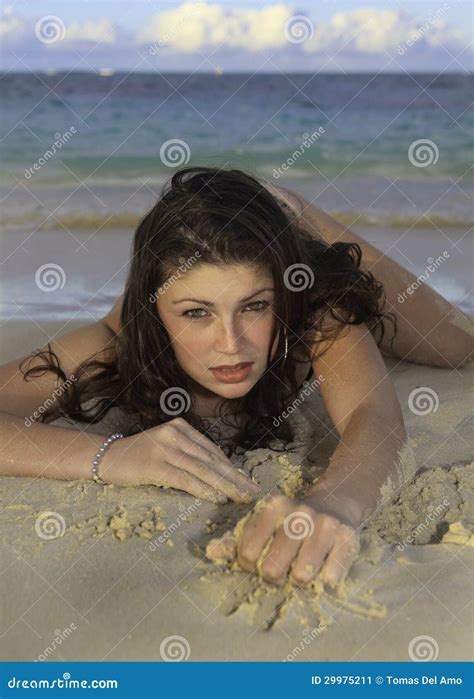 Ragazza In Bikini Alla Spiaggia Immagine Stock Immagine Di Pacifico